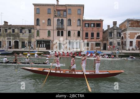 Ruderer Rennen am 05. Juni 2022 in Venedig, Italien, entlang des Kanals von Cannaregio auf ihrem Weg zur Ziellinie. Stockfoto