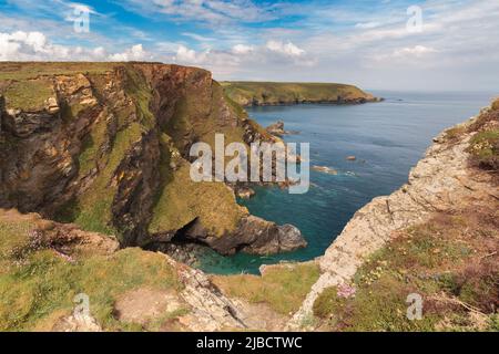 Ein Blick auf Hell Mouth, einen berüchtigten Ort auf den hohen nördlichen Klippen von West Cornwall Stockfoto