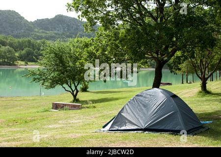 Camping-Zelt am Ufer des Lago Castel San Vincenzo, einem künstlichen türkisfarbenen See, der Teil der Oase Mainarde im Nationalpark der Abruzzen, Latium und Molise ist. Castel San Vincenzo, Italien, 31. Mai 2022. (Foto von Vincenzo Izzo/Sipa USA) Stockfoto