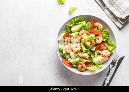 Garnelensalat. Gesunde Meeresfrüchte Caesar Salat mit Garnelen auf weißem Hintergrund, Draufsicht, Kopierbereich. Stockfoto