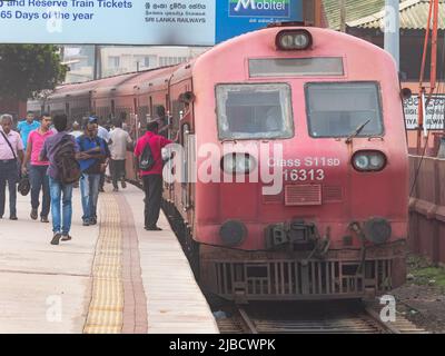 Zug Ankunft Kollupitiya Bahnhof in Colombo, Sri Lanka. Der Bahnhof ist einer der verkehrsreichsten Bahnhöfe der Küstenbahnlinie si Stockfoto