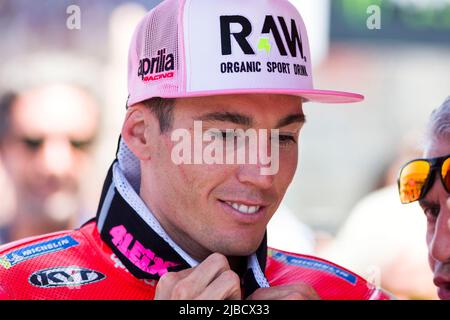 5.. Juni 2022; Circuito de Catalunya, Montmelo, Barcelona, Spanien: Gran Premio Monster Energy de Catalunya, MotoGP von Spanien, Renntag: Aleix Espargaro von Spanien fährt die (41) Aprilia MotoGP bereitet sich auf das Rennen an der Startaufstellung vor Stockfoto