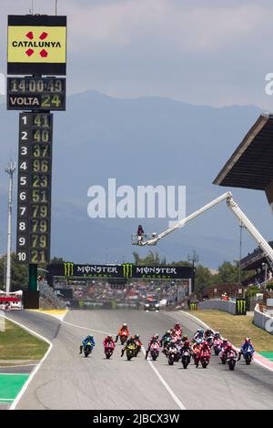 5.. Juni 2022; Circuito de Catalunya, Montmelo, Barcelona, Spanien: Gran Premio Monster Energy de Catalunya, MotoGP von Spanien, Renntag: Alle MotoGP-Fahrer entlang der Hauptgeraden während des Rennstarts Stockfoto