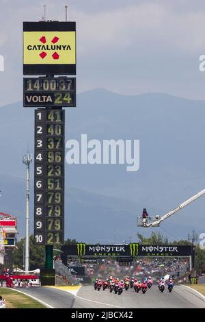 5.. Juni 2022; Circuito de Catalunya, Montmelo, Barcelona, Spanien: Gran Premio Monster Energy de Catalunya, MotoGP von Spanien, Renntag: Alle MotoGP-Fahrer entlang der Hauptgeraden während des Rennstarts Stockfoto