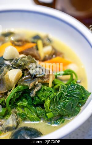 Ein köstliches chinesisches Gericht mit konservierten Eibohnensprossen in der Suppe Stockfoto