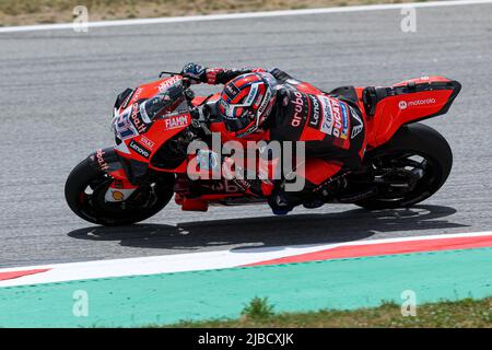 Barcelona, Spanien. 4.. Juni 2022. Michele Pirro aus Italien von Aruba.it Racing mit Ducati während des MotoGP Gran Premii Monster Energy de Catalunya auf dem Circuit de Barcelona-Catalunya in Barcelona. (Bild: © David Ramirez/DAX via ZUMA Press Wire) Stockfoto