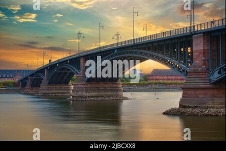 Die berühmte Theodor-Heuss-Brücke in Mainz, Rheinland-Pfalz, die Verbindung zwischen Mainz und Wiesbaden Stockfoto