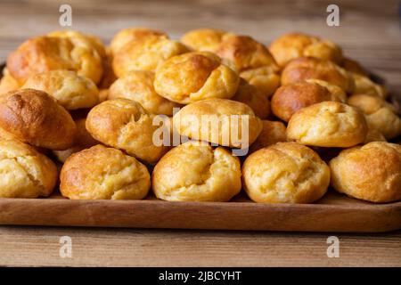 Frisch gebackene Cheddar-Käse-Blätterbrötchen Stockfoto