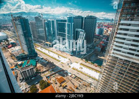 Entwicklung mehrgeschossiges Wohngebäude Baugebiet. Entwicklung auf Baustelle. Flachansicht Bau- und Gebäudeindustrie Konzept Stockfoto