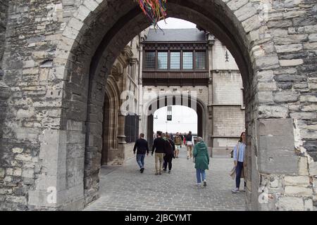 Eingang von Het Steen, einer mittelalterlichen Festung in der belgischen Stadt Antwerpen. In der Nähe der Schelde. Viele Touristen, Frühling, Mai. Stockfoto