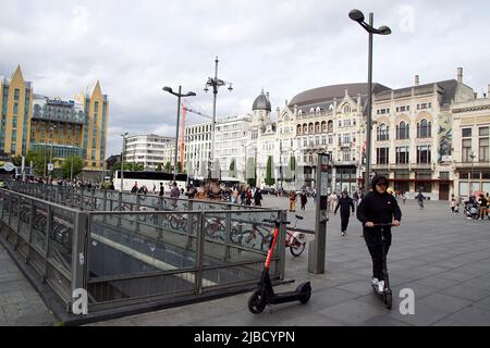 Koningin Astridplein im Zentrum der belgischen Stadt Antwerpen in der Nähe des Bahnhofs und des Zoos. Touristen, Fassaden, Hotels, Treppen unterirdischer Eingang Stockfoto