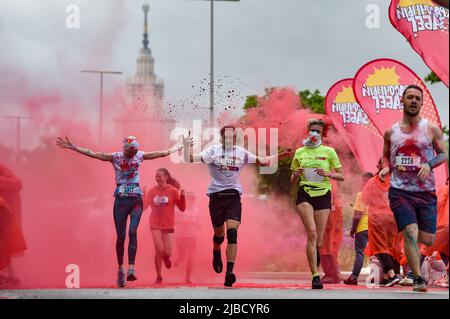 Moskau. 5.. Juni 2022. Die Menschen laufen durch Farbpulver, während sie am 5. Juni 2022 beim Laufevent Color Run 5km in Moskau, Russland, antreten. Quelle: Alexander Zemlianichenko Jr/Xinhua/Alamy Live News Stockfoto