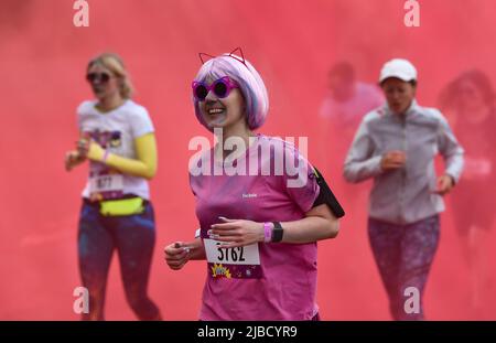 Moskau. 5.. Juni 2022. Die Menschen laufen durch Farbpulver, während sie am 5. Juni 2022 beim Laufevent Color Run 5km in Moskau, Russland, antreten. Quelle: Alexander Zemlianichenko Jr/Xinhua/Alamy Live News Stockfoto