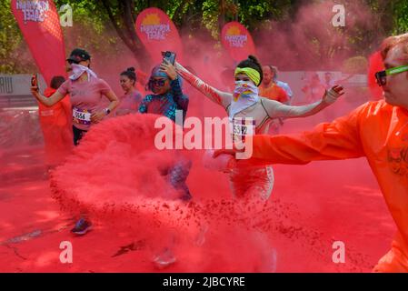 Moskau. 5.. Juni 2022. Die Menschen laufen durch Farbpulver, während sie am 5. Juni 2022 beim Laufevent Color Run 5km in Moskau, Russland, antreten. Quelle: Alexander Zemlianichenko Jr/Xinhua/Alamy Live News Stockfoto