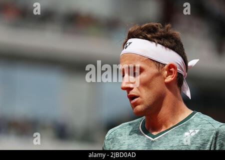 Paris, Frankreich. 5.. Juni 2022. Casper Ruud aus Norwegen reagiert beim Finale der Männer gegen den Spanier Rafael Nadal beim French Open Tennisturnier in Roland Garros in Paris, Frankreich, am 5. Juni 2022. Kredit: Gao Jing/Xinhua/Alamy Live Nachrichten Stockfoto