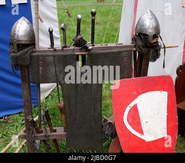 Mittelalterliche Ausrüstung - Helm und Post. Wiederaufbau der Schutzeinrichtungen Stockfoto