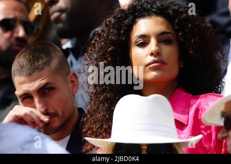 Paris, Frankreich. 05.. Juni 2022. Tennis: Grand Slam/ATP Tour - French Open, Herren-Singles, Finale, Nadal (Spanien) - Ruud (Norwegen): Fußballspieler Marco Verratti aus Paris St. Germain und seine Frau Jessica Aidi sitzen auf der Tribüne. Quelle: Frank Molter/dpa/Alamy Live News Stockfoto