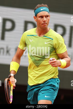 Paris, Frankreich. 5.. Juni 2022. Rafael Nadal aus Spanien reagiert beim Finale der Männer gegen Casper Ruud aus Norwegen beim French Open Tennisturnier in Roland Garros in Paris, Frankreich, am 5. Juni 2022. Kredit: Gao Jing/Xinhua/Alamy Live Nachrichten Stockfoto