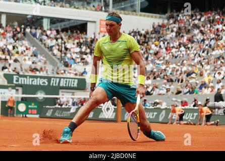 Paris, Frankreich. 5.. Juni 2022. Rafael Nadal aus Spanien tritt beim Finale der Männer gegen Casper Ruud aus Norwegen beim French Open Tennisturnier in Roland Garros in Paris, Frankreich, am 5. Juni 2022 an. Kredit: Gao Jing/Xinhua/Alamy Live Nachrichten Stockfoto