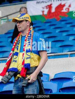 CARDIFF, GROSSBRITANNIEN. 05.. Juni 2022. Ukraine-Fans vor dem FIFA-WM-Play-off-Finale 2022 zwischen Wales und der Ukraine im Cardiff City Stadium am 5.. Juni 2022. (Bild von John Smith/FAW) Quelle: Football Association of Wales/Alamy Live News Stockfoto