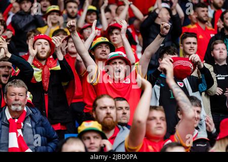 CARDIFF, GROSSBRITANNIEN. 05.. Juni 2022. Fans von Wales vor dem Play-off-Finale der FIFA-Weltmeisterschaft 2022 zwischen Wales und der Ukraine im Cardiff City Stadium am 5.. Juni 2022. (Bild von John Smith/FAW) Quelle: Football Association of Wales/Alamy Live News Stockfoto