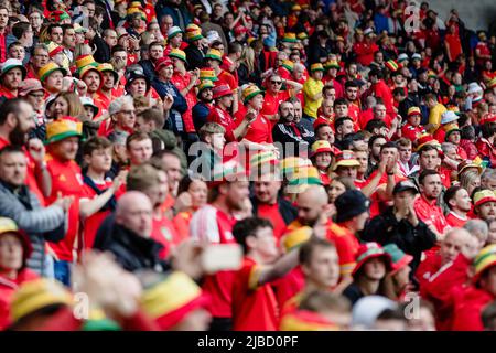 CARDIFF, GROSSBRITANNIEN. 05.. Juni 2022. Fans von Wales vor dem Play-off-Finale der FIFA-Weltmeisterschaft 2022 zwischen Wales und der Ukraine im Cardiff City Stadium am 5.. Juni 2022. (Bild von John Smith/FAW) Quelle: Football Association of Wales/Alamy Live News Stockfoto