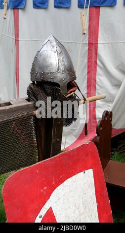 Mittelalterliche Ausrüstung - Helm und Post. Wiederaufbau der Schutzeinrichtungen Stockfoto