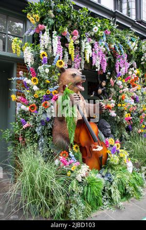 London, 26. Mai 2022: Die Straßen von Chelsea werden für den jährlichen Wettbewerb Chelsea in Bloom mit Blumenmotiven dekodiert Stockfoto