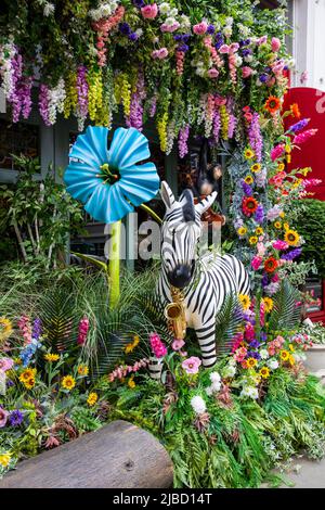 London, 26. Mai 2022: Die Straßen von Chelsea werden für den jährlichen Wettbewerb Chelsea in Bloom mit Blumenmotiven dekodiert Stockfoto