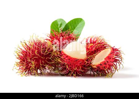 Frische Rambutan-Früchte isoliert auf weißem Hintergrund. Frucht Südostasien. Rambutan ist sehr nahrhaft und kann gesundheitliche Vorteile von wiegen bieten Stockfoto