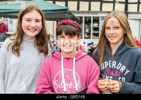 Alcester, Warwickshire, Großbritannien. 5.. Juni 2022. Hunderte von Menschen feierten heute im Rahmen der Feierlichkeiten zum Platin-Jubiläum eine große Straßenparty in Alcester, Warwickshire. Quelle: AG News/Alamy Live News Stockfoto