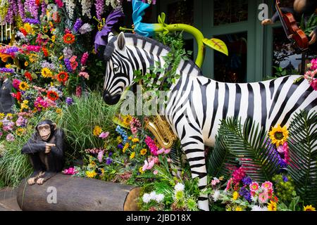 London, 26. Mai 2022: Die Straßen von Chelsea werden für den jährlichen Wettbewerb Chelsea in Bloom mit Blumenmotiven dekodiert Stockfoto