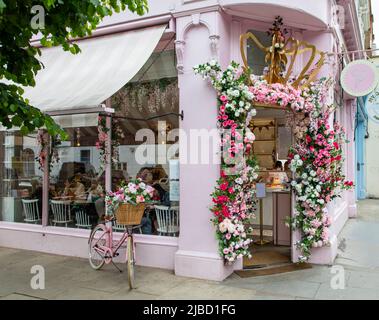 London, 26. Mai 2022: Die Straßen von Chelsea werden für den jährlichen Wettbewerb Chelsea in Bloom mit Blumenmotiven dekodiert Stockfoto