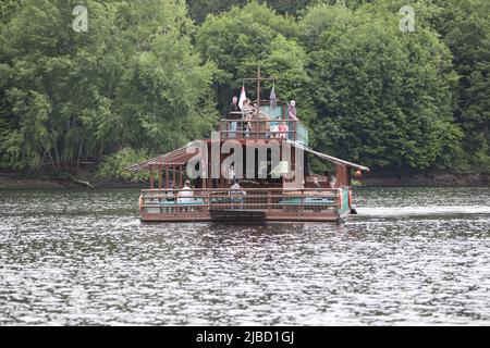 05. Juni 2022, Sachsen-Anhalt, Harz: Besucher können auf dem Wendenfurth-Staudamm mit einem Floß fahren. Am Pfingstwochenende waren die touristischen Ziele im Harz sehr gut besucht. Foto: Matthias Bein/dpa Stockfoto