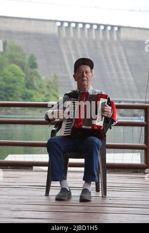 05. Juni 2022, Sachsen-Anhalt, Harz: Alleinunterhalter Siegfried Brix spielt Akkordeon auf einem Floß. Am Pfingstwochenende waren die touristischen Ziele im Harz sehr gut besucht. Foto: Matthias Bein/dpa Stockfoto