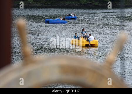 05. Juni 2022, Sachsen-Anhalt, Harz: Besucher fahren mit Tretbooten auf dem Stausee des Wendefurth-Staudamms. Am Pfingstwochenende waren die touristischen Ziele im Harz sehr gut besucht. Foto: Matthias Bein/dpa Stockfoto