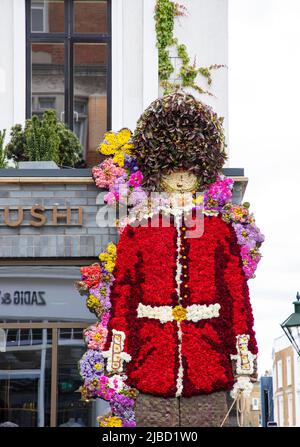 London, 26. Mai 2022: Die Straßen von Chelsea werden für den jährlichen Wettbewerb Chelsea in Bloom mit Blumenmotiven dekodiert Stockfoto