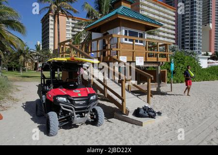 MIAMI-SUNNY ISLES-FL-11-07-2016. Am Strand der Sunny Isles ist ein Rettungsschwimmerturm zu sehen. © JOSE ISAAC BULA URRUTIA Stockfoto