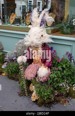 London, 26. Mai 2022: Die Straßen von Chelsea werden für den jährlichen Wettbewerb Chelsea in Bloom mit Blumenmotiven dekodiert Stockfoto