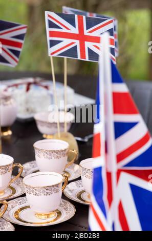 Konzept Britishness oder Britisch; Bone china Teetassen und Union Jacks, die Flagge des Vereinigten Königreichs, im Rahmen der Platinum Jubilee Feiern, Suffolk UK Stockfoto