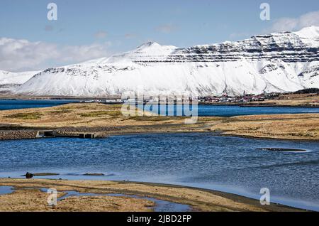 Grundarfjörður, Island, 6. Mai 2022: Blick auf die Stadt entlang der Nordküste der Halbinsel Snaefellsnes Stockfoto