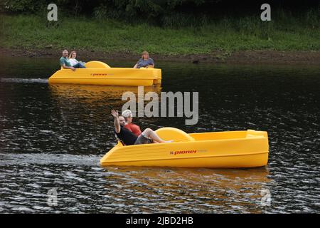 05. Juni 2022, Sachsen-Anhalt, Harz: Besucher fahren mit Tretbooten auf dem Stausee des Wendefurth-Staudamms. Am Pfingstwochenende waren die touristischen Ziele im Harz sehr gut besucht. Foto: Matthias Bein/dpa Stockfoto