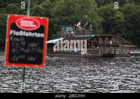 05. Juni 2022, Sachsen-Anhalt, Harz: Besucher können auf dem Wendenfurth-Staudamm mit einem Floß fahren. Am Pfingstwochenende waren die touristischen Ziele im Harz sehr gut besucht. Foto: Matthias Bein/dpa Stockfoto