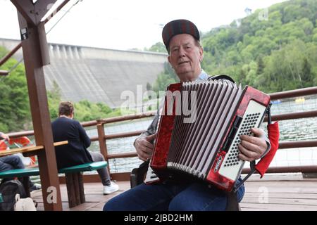 05. Juni 2022, Sachsen-Anhalt, Harz: Alleinunterhalter Siegfried Brix spielt Akkordeon auf einem Floß. Am Pfingstwochenende waren die touristischen Ziele im Harz sehr gut besucht. Foto: Matthias Bein/dpa Stockfoto