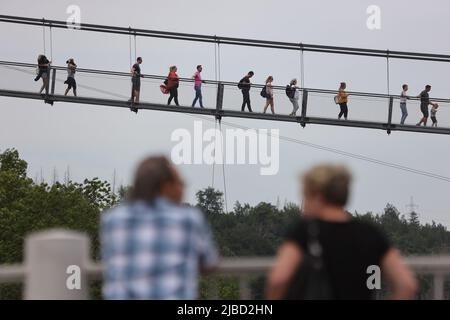 05. Juni 2022, Sachsen-Anhalt, Harz: Besucher wandern über die Hängebrücke am Rappbode-Staudamm. Am Pfingstwochenende waren die touristischen Ziele im Harz sehr gut besucht. Foto: Matthias Bein/dpa Stockfoto