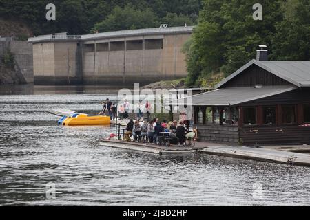 05. Juni 2022, Sachsen-Anhalt, Harz: Besucher können auf dem Wendenfurth-Staudamm mit einem Floß fahren. Am Pfingstwochenende waren die touristischen Ziele im Harz sehr gut besucht. Foto: Matthias Bein/dpa Stockfoto