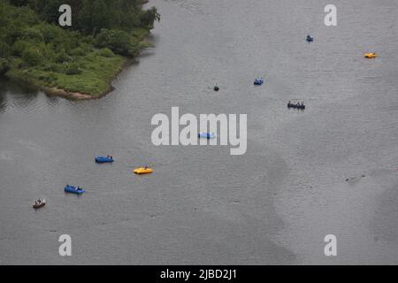 05. Juni 2022, Sachsen-Anhalt, Harz: Besucher fahren mit Tretbooten auf dem Stausee des Wendefurth-Staudamms. Am Pfingstwochenende waren die touristischen Ziele im Harz sehr gut besucht. Foto: Matthias Bein/dpa Stockfoto