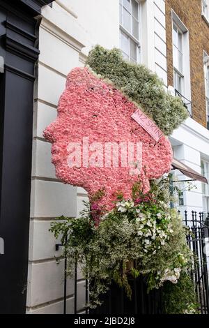 London, 26. Mai 2022: Die Straßen von Chelsea werden für den jährlichen Wettbewerb Chelsea in Bloom mit Blumenmotiven dekodiert Stockfoto