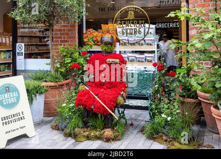 London, 26. Mai 2022: Die Straßen von Chelsea werden für den jährlichen Wettbewerb Chelsea in Bloom mit Blumenmotiven dekodiert Stockfoto