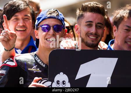 Circuito de Catalunya, Montmelo, Barcelona, Spanien: 5.. Juni 2022; Gran Premio Monster Energy de Catalunya, MotoGP von Spanien, Renntag: Fabio Quartararo von Frankreich (20) Monster Energy Yamaha MotoGP feiert seinen Sieg Stockfoto